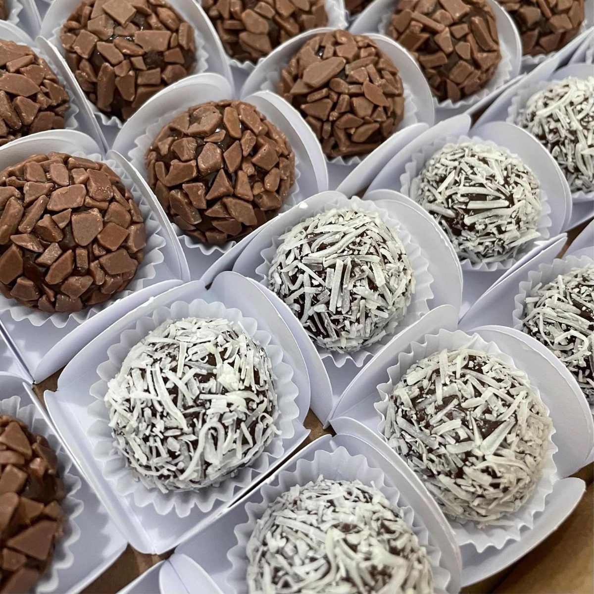 Brigadeiros prestígio com coco ralado